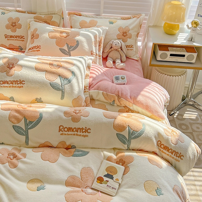 91家纺网 家纺一手货源 找家纺 居易简 2025秋冬新品立体雪花绒单被套牛奶绒法莱绒雕花绒兔毛卡通四件套学生季四件套 繁花