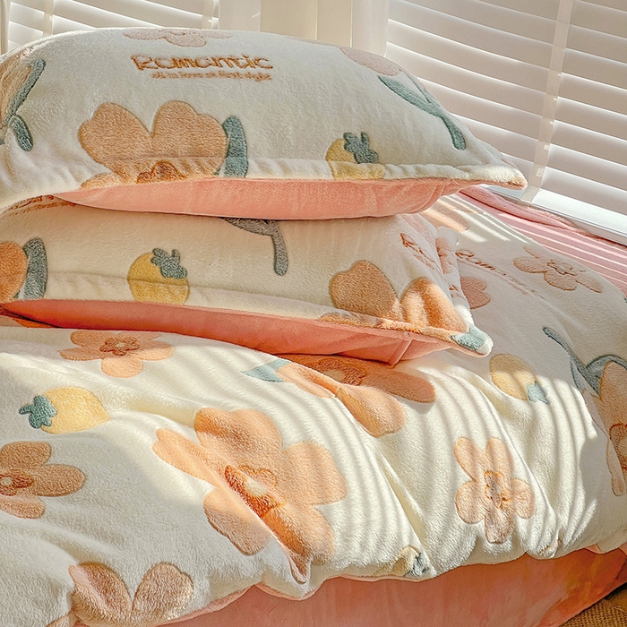91家纺网 家纺一手货源 找家纺 居易简 2025秋冬新品立体雪花绒单被套牛奶绒法莱绒雕花绒兔毛卡通四件套学生季四件套 繁花