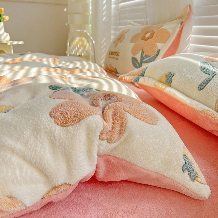 91家纺网 家纺一手货源 找家纺 居易简 2025秋冬新品立体雪花绒单被套牛奶绒法莱绒雕花绒兔毛卡通四件套学生季四件套 繁花