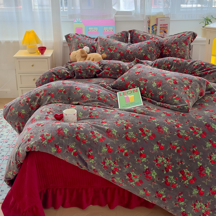 91家纺网 家纺一手货源 找家纺 （总）赫梵茜 2025新款亲肤舒适爆款•牛奶绒花边床盖款四件套