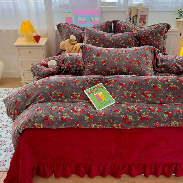 91家纺网 家纺一手货源 找家纺 （总）赫梵茜 2025新款亲肤舒适爆款•牛奶绒花边床盖款四件套