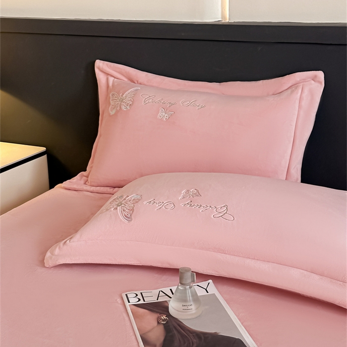 91家纺网 家纺一手货源 找家纺 锦铭源家纺 2025新款75D全消光超柔樱花绒绣花四件套牛奶绒四件套【有买家秀】 蝶恋-粉