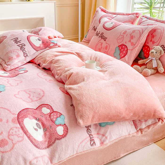 91家纺网 家纺一手货源 找家纺 居易简 2025秋冬新品立体雪花绒单被套牛奶绒法莱绒雕花绒兔毛卡通四件套学生季四件套 粉色小熊