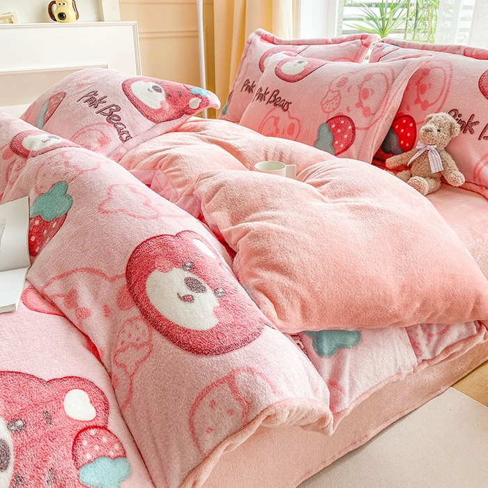 91家纺网 家纺一手货源 找家纺 居易简 2025秋冬新品立体雪花绒单被套牛奶绒法莱绒雕花绒兔毛卡通四件套学生季四件套 粉色小熊