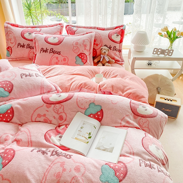 91家纺网 家纺一手货源 找家纺 居易简 2025秋冬新品立体雪花绒单被套牛奶绒法莱绒雕花绒兔毛卡通四件套学生季四件套 粉色小熊