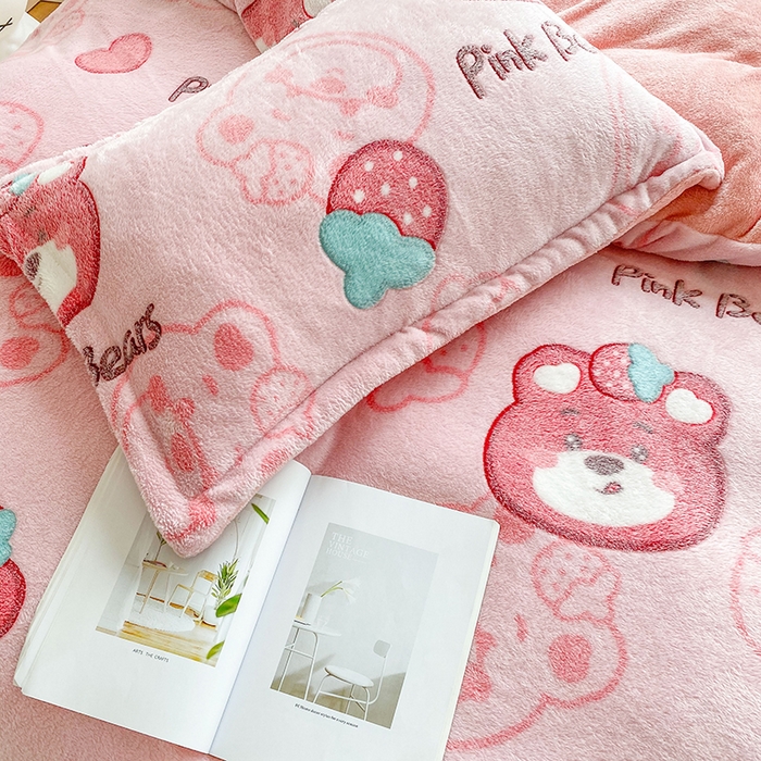 91家纺网 家纺一手货源 找家纺 居易简 2025秋冬新品立体雪花绒单被套牛奶绒法莱绒雕花绒兔毛卡通四件套学生季四件套 粉色小熊