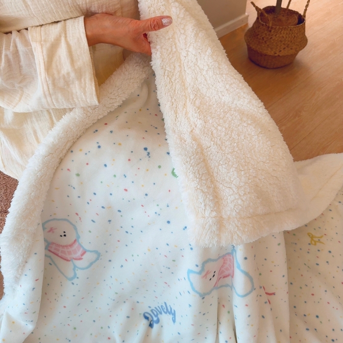 91家纺网 家纺一手货源 找家纺 润缦 2025新款卡通印花毛毯 彩色波点狗