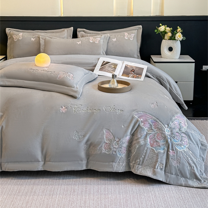 91家纺网 家纺一手货源 找家纺 锦铭源家纺 2025新款75D全消光超柔樱花绒绣花四件套牛奶绒四件套【有买家秀】 蝶恋-灰