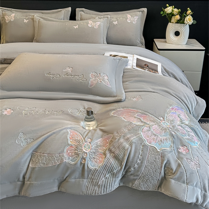 91家纺网 家纺一手货源 找家纺 锦铭源家纺 2025新款75D全消光超柔樱花绒绣花四件套牛奶绒四件套【有买家秀】 蝶恋-灰