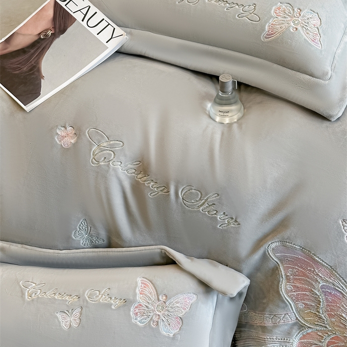 91家纺网 家纺一手货源 找家纺 锦铭源家纺 2025新款75D全消光超柔樱花绒绣花四件套牛奶绒四件套【有买家秀】 蝶恋-灰