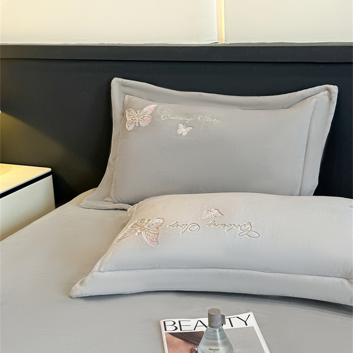 91家纺网 家纺一手货源 找家纺 锦铭源家纺 2025新款75D全消光超柔樱花绒绣花四件套牛奶绒四件套【有买家秀】 蝶恋-灰