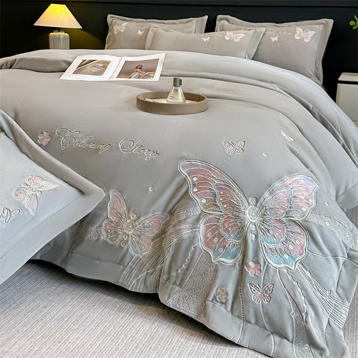 91家纺网 家纺一手货源 找家纺 锦铭源家纺 2025新款75D全消光超柔樱花绒绣花四件套牛奶绒四件套【有买家秀】 蝶恋-灰