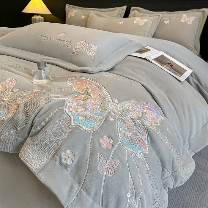 91家纺网 家纺一手货源 找家纺 锦铭源家纺 2025新款75D全消光超柔樱花绒绣花四件套牛奶绒四件套【有买家秀】 蝶恋-灰