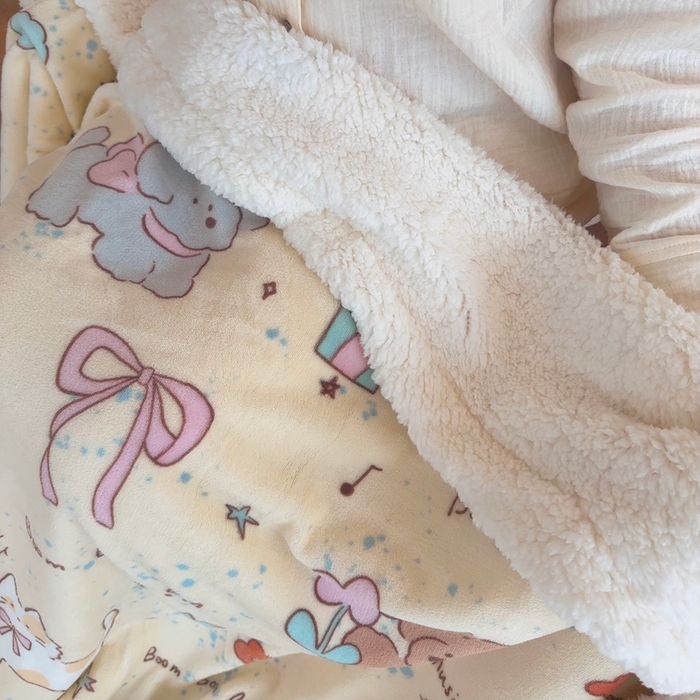 91家纺网 家纺一手货源 找家纺 润缦 2025新款卡通印花毛毯 猫狗日记