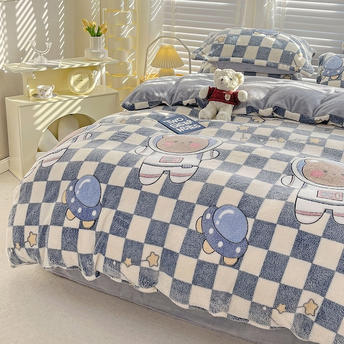 91家纺网 家纺一手货源 找家纺 居易简 2025秋冬新品立体雪花绒单被套牛奶绒法莱绒雕花绒兔毛卡通四件套学生季四件套 太空熊