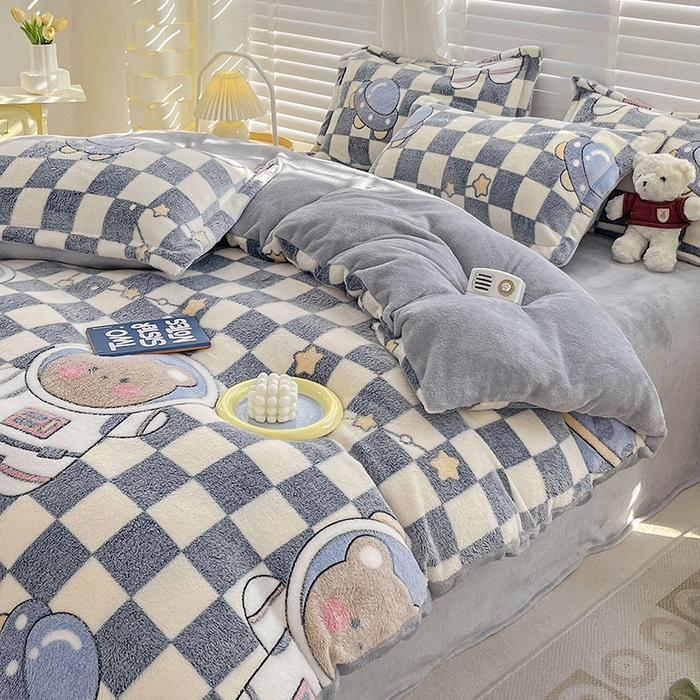 91家纺网 家纺一手货源 找家纺 居易简 2025秋冬新品立体雪花绒单被套牛奶绒法莱绒雕花绒兔毛卡通四件套学生季四件套 太空熊