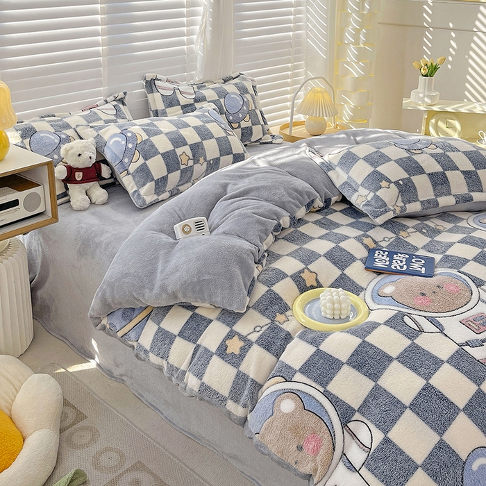 91家纺网 家纺一手货源 找家纺 居易简 2025秋冬新品立体雪花绒单被套牛奶绒法莱绒雕花绒兔毛卡通四件套学生季四件套 太空熊