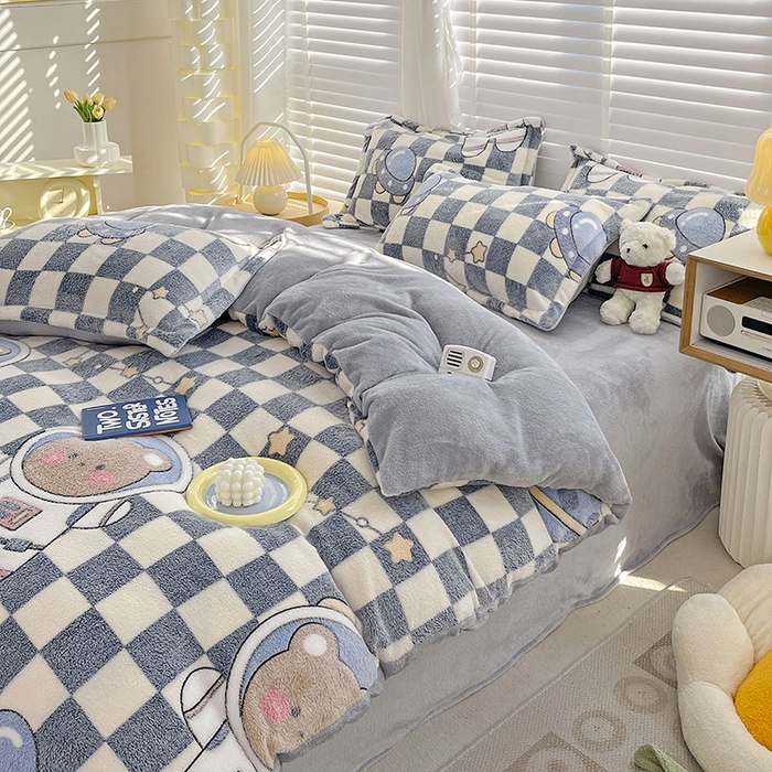 91家纺网 家纺一手货源 找家纺 居易简 2025秋冬新品立体雪花绒单被套牛奶绒法莱绒雕花绒兔毛卡通四件套学生季四件套 太空熊