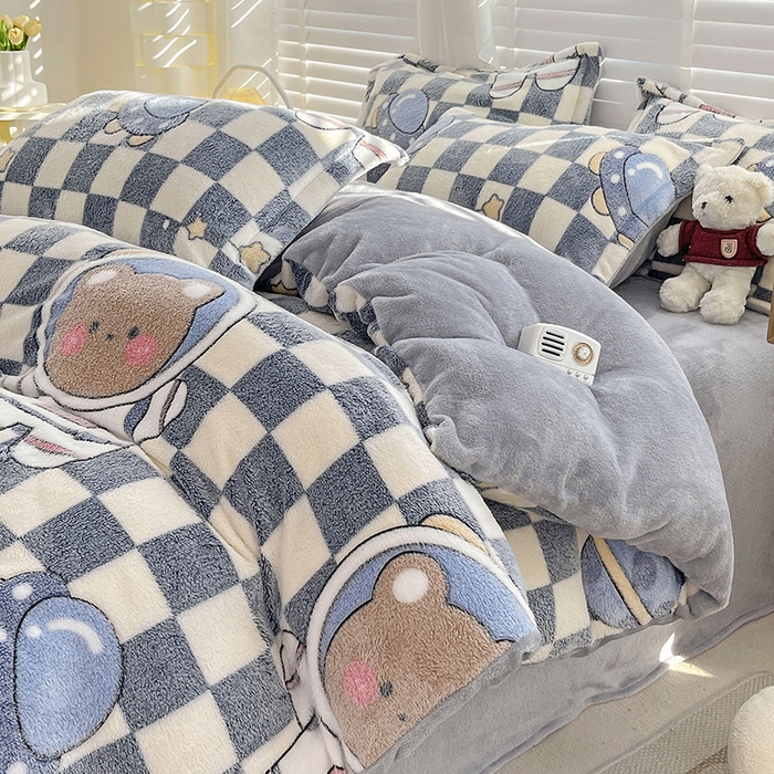 91家纺网 家纺一手货源 找家纺 居易简 2025秋冬新品立体雪花绒单被套牛奶绒法莱绒雕花绒兔毛卡通四件套学生季四件套 太空熊