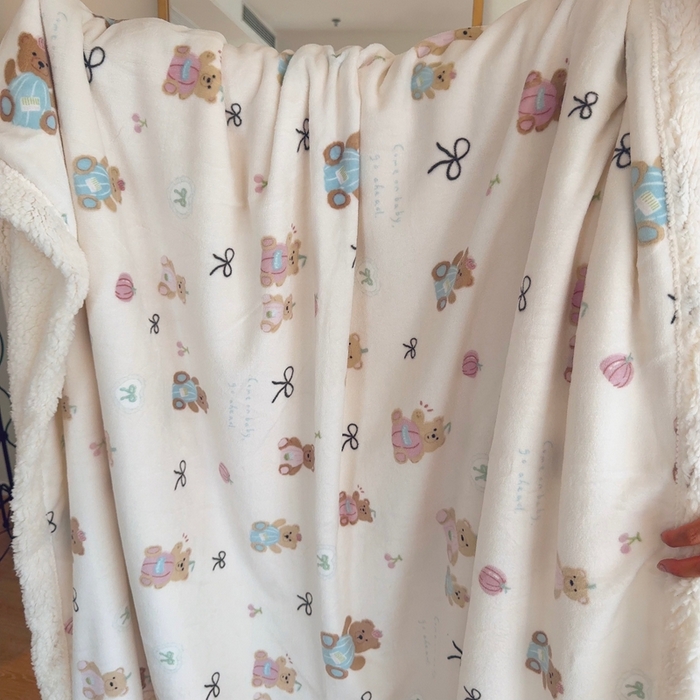 91家纺网 家纺一手货源 找家纺 润缦 2025新款卡通印花毛毯 樱桃熊