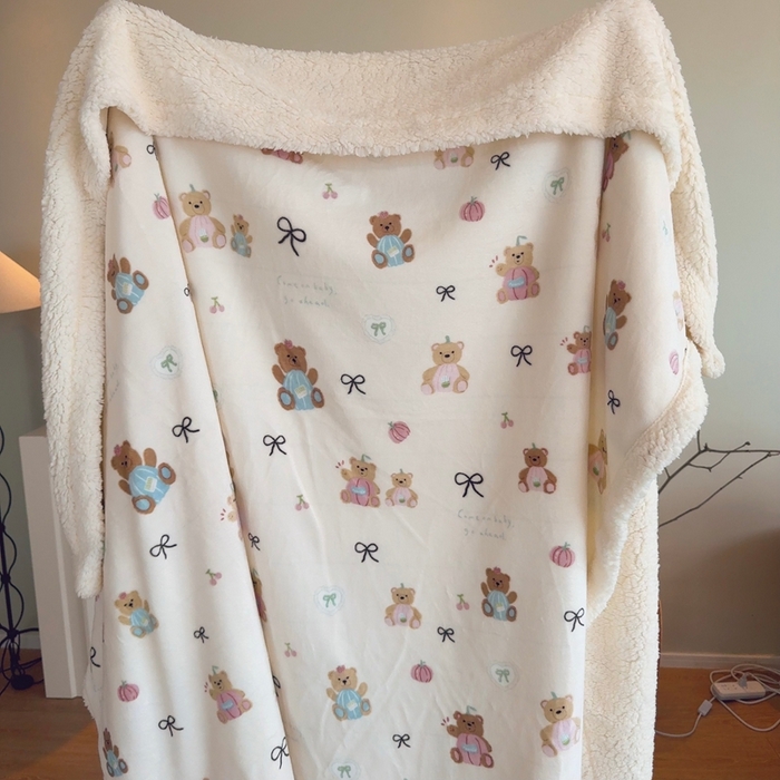 91家纺网 家纺一手货源 找家纺 润缦 2025新款卡通印花毛毯 樱桃熊