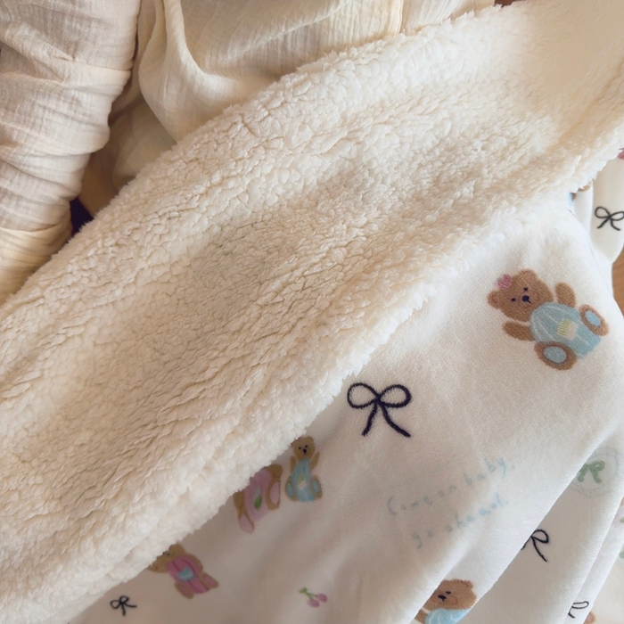 91家纺网 家纺一手货源 找家纺 润缦 2025新款卡通印花毛毯 樱桃熊