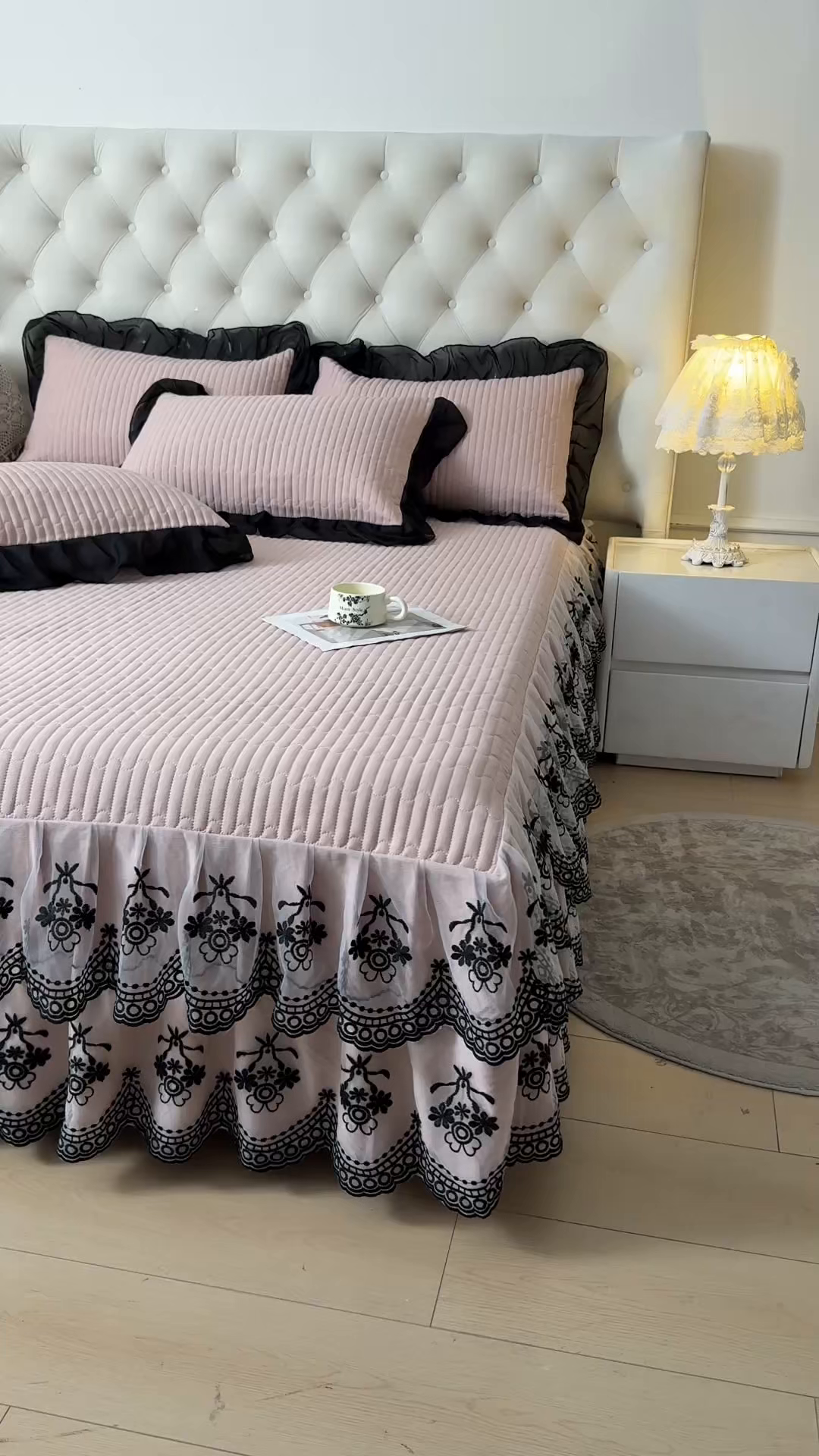 91家纺网 家纺一手货源 找家纺 鼎丰家纺 2025新款皱皱纱双层花边夹棉床裙单床裙床裙单品-梦想系列 梦想-浅豆沙