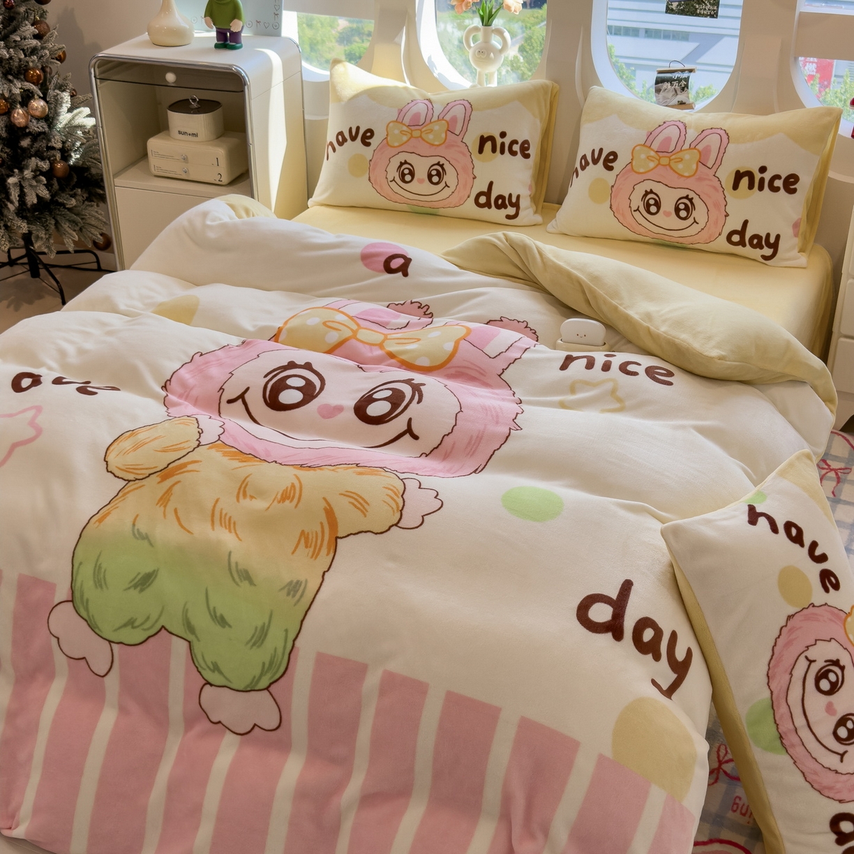 91家纺网 家纺一手货源 找家纺 丝羽坊 2025新款A类大版牛奶绒印花四件套 七彩布布