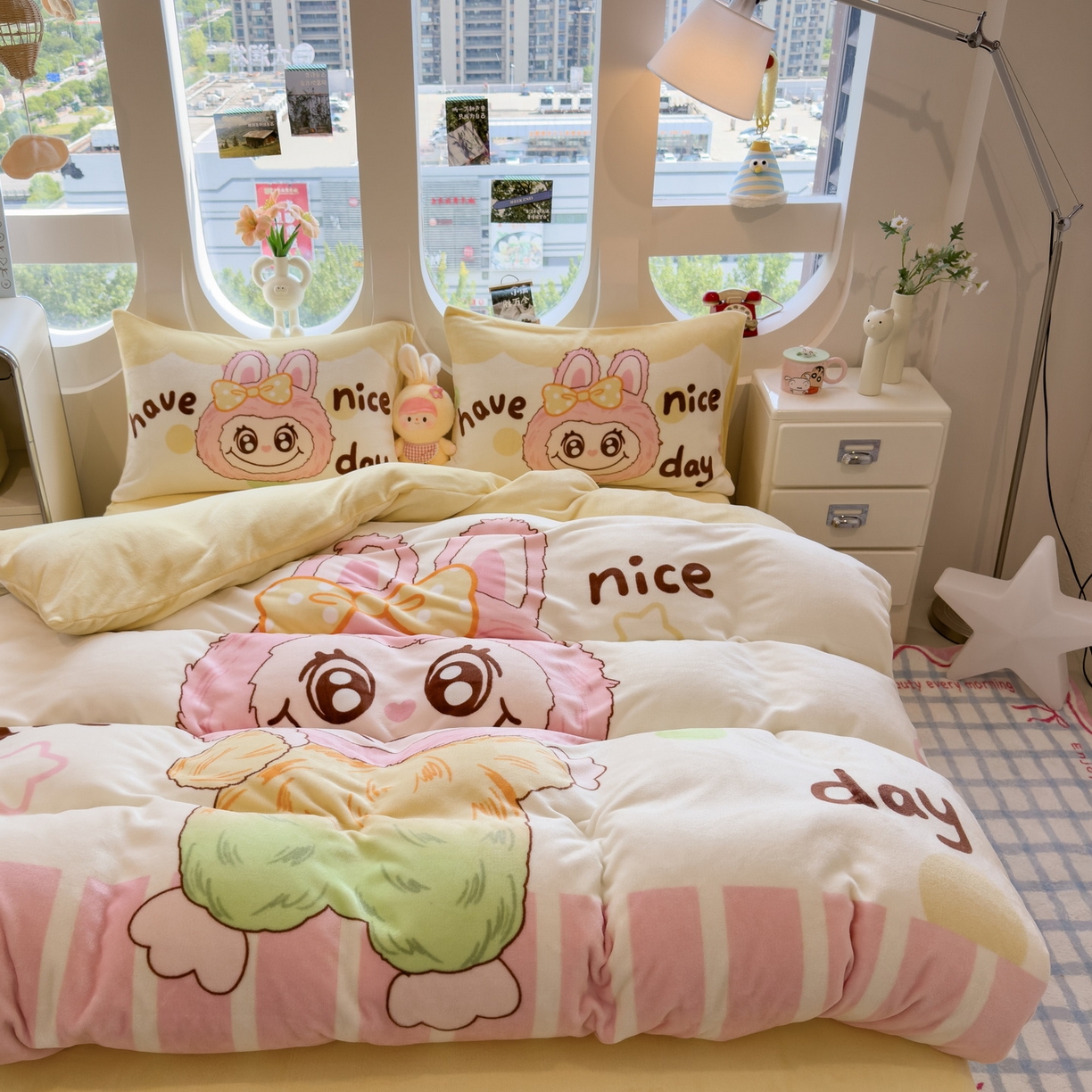 91家纺网 家纺一手货源 找家纺 丝羽坊 2025新款A类大版牛奶绒印花四件套 七彩布布