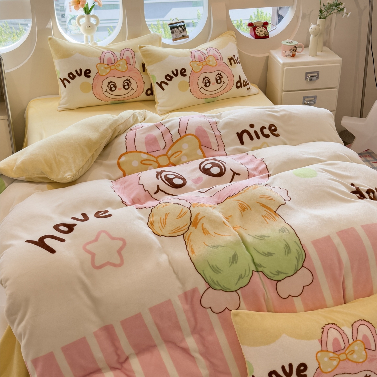 91家纺网 家纺一手货源 找家纺 丝羽坊 2025新款A类大版牛奶绒印花四件套 七彩布布