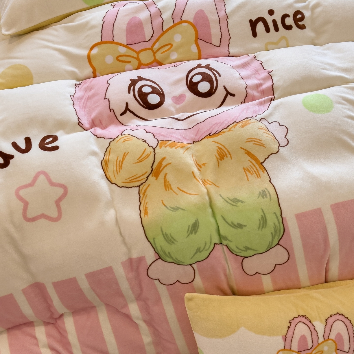 91家纺网 家纺一手货源 找家纺 丝羽坊 2025新款A类大版牛奶绒印花四件套 七彩布布