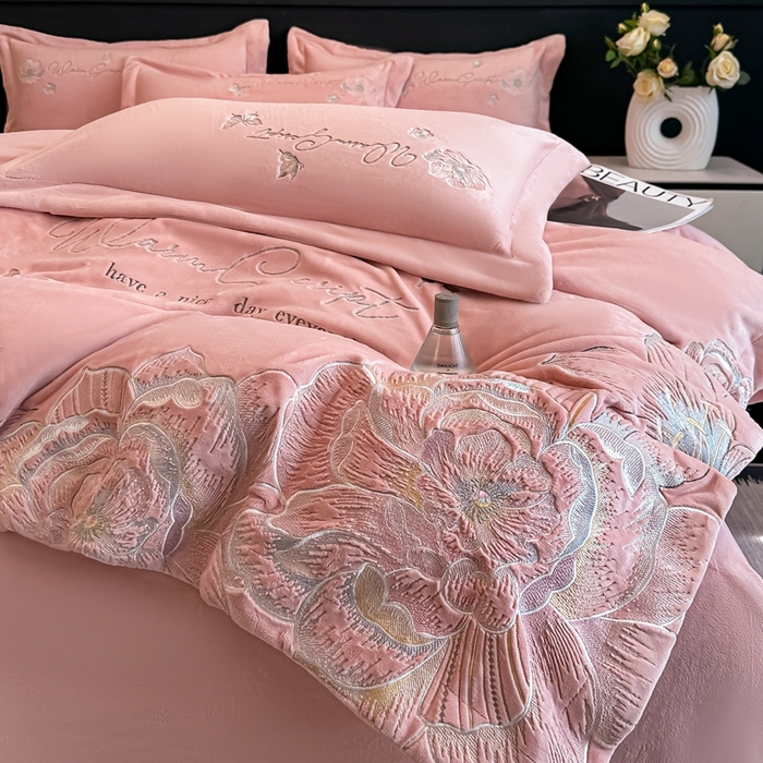 91家纺网 家纺一手货源 找家纺 锦铭源家纺 2025新款75D全消光超柔樱花绒绣花四件套牛奶绒四件套【有买家秀】 花颜-粉