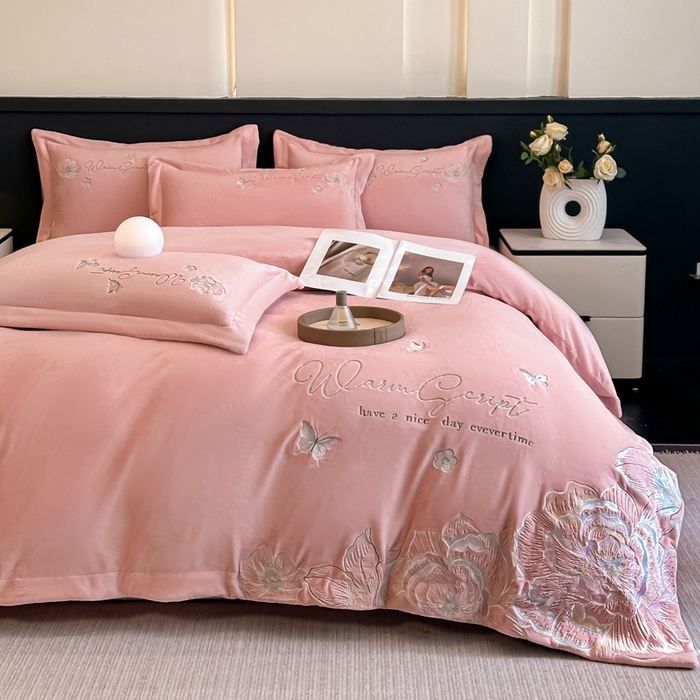 91家纺网 家纺一手货源 找家纺 锦铭源家纺 2025新款75D全消光超柔樱花绒绣花四件套牛奶绒四件套【有买家秀】 花颜-粉