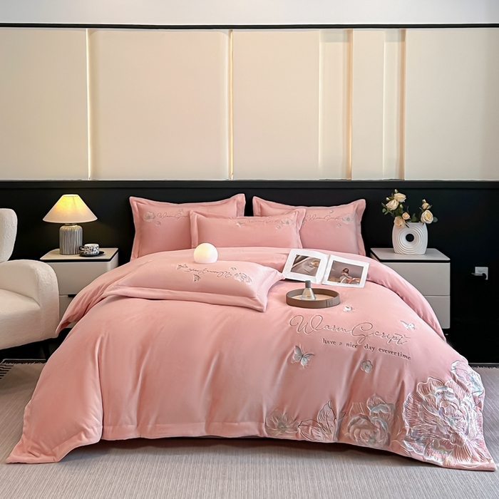 91家纺网 家纺一手货源 找家纺 锦铭源家纺 2025新款75D全消光超柔樱花绒绣花四件套牛奶绒四件套【有买家秀】 花颜-粉