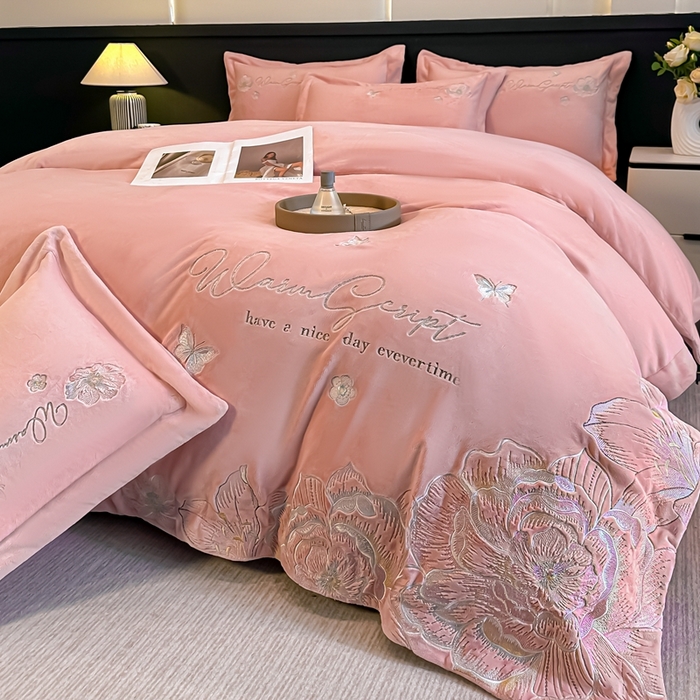 91家纺网 家纺一手货源 找家纺 锦铭源家纺 2025新款75D全消光超柔樱花绒绣花四件套牛奶绒四件套【有买家秀】 花颜-粉