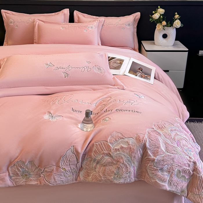 91家纺网 家纺一手货源 找家纺 锦铭源家纺 2025新款75D全消光超柔樱花绒绣花四件套牛奶绒四件套【有买家秀】 花颜-粉
