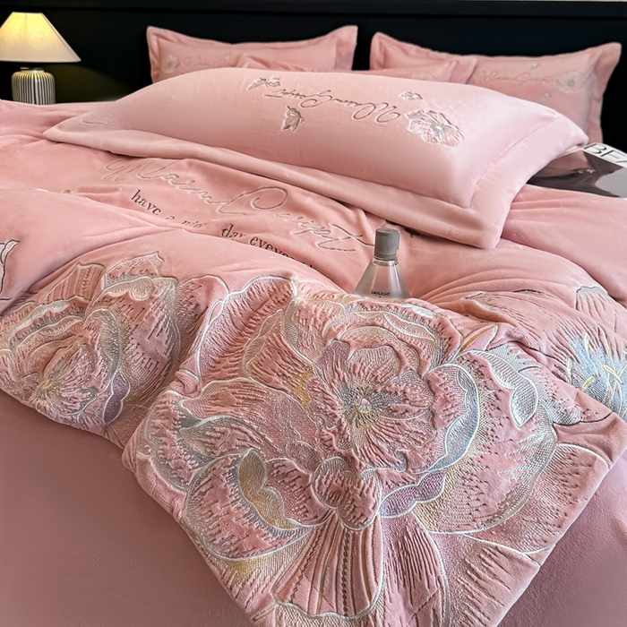 91家纺网 家纺一手货源 找家纺 锦铭源家纺 2025新款75D全消光超柔樱花绒绣花四件套牛奶绒四件套【有买家秀】 花颜-粉