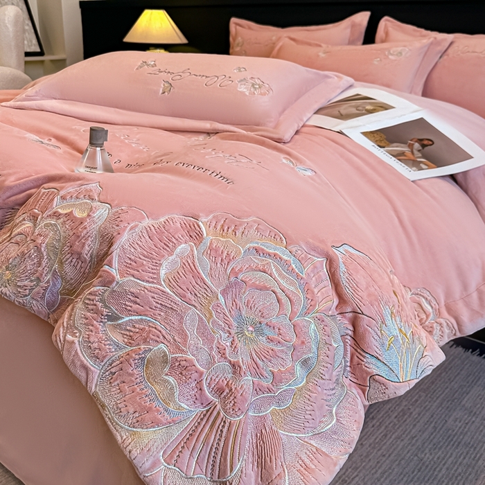 91家纺网 家纺一手货源 找家纺 锦铭源家纺 2025新款75D全消光超柔樱花绒绣花四件套牛奶绒四件套【有买家秀】 花颜-粉