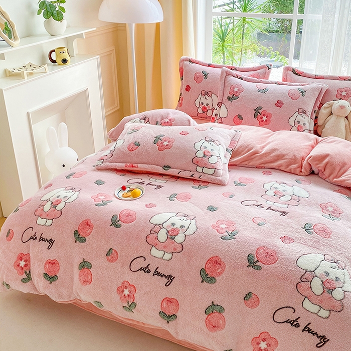 91家纺网 家纺一手货源 找家纺 居易简 2025秋冬新品立体雪花绒单被套牛奶绒法莱绒雕花绒兔毛卡通四件套学生季四件套 甜心兔