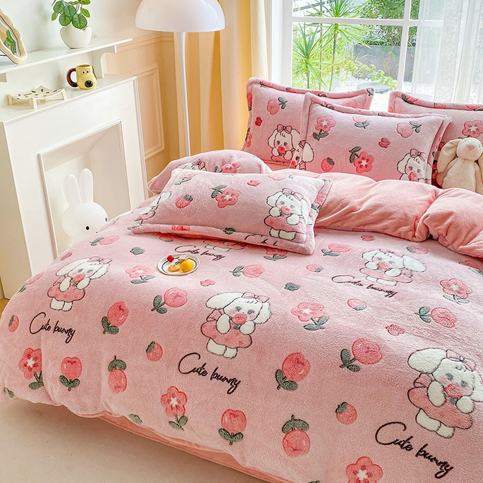 91家纺网 家纺一手货源 找家纺 居易简 2025秋冬新品立体雪花绒单被套牛奶绒法莱绒雕花绒兔毛卡通四件套学生季四件套 甜心兔