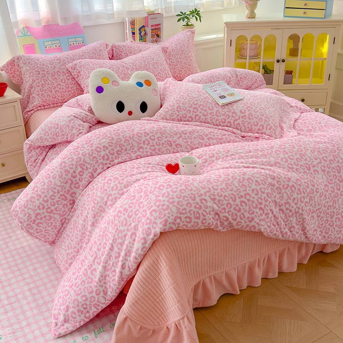 91家纺网 家纺一手货源 找家纺 （总）赫梵茜 2025新款亲肤舒适爆款•牛奶绒花边床盖款四件套