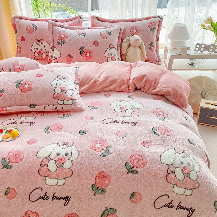 91家纺网 家纺一手货源 找家纺 居易简 2025秋冬新品立体雪花绒单被套牛奶绒法莱绒雕花绒兔毛卡通四件套学生季四件套 甜心兔