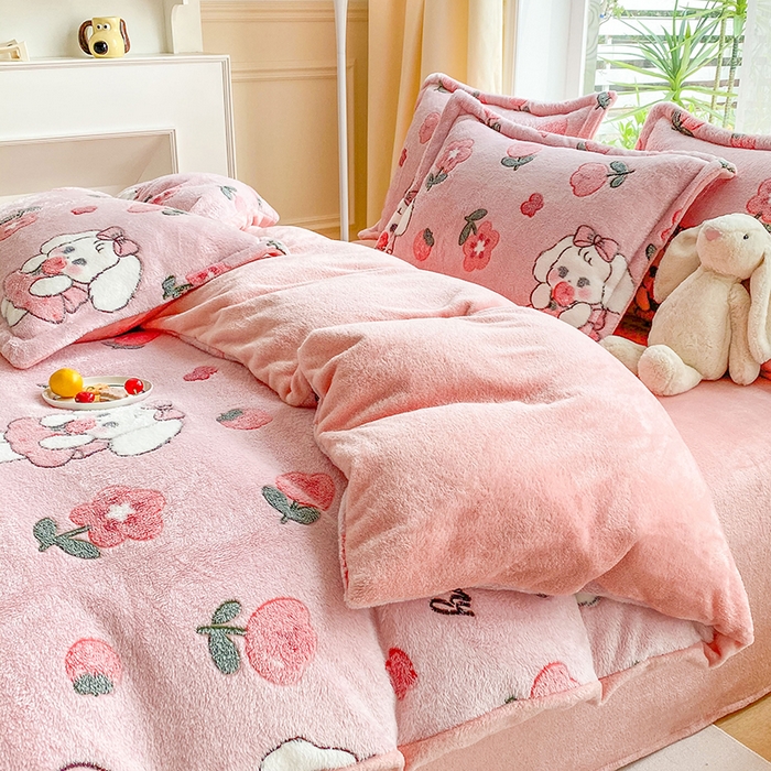 91家纺网 家纺一手货源 找家纺 居易简 2025秋冬新品立体雪花绒单被套牛奶绒法莱绒雕花绒兔毛卡通四件套学生季四件套 甜心兔