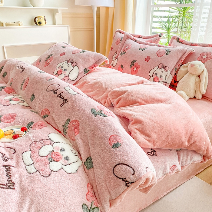 91家纺网 家纺一手货源 找家纺 居易简 2025秋冬新品立体雪花绒单被套牛奶绒法莱绒雕花绒兔毛卡通四件套学生季四件套 甜心兔