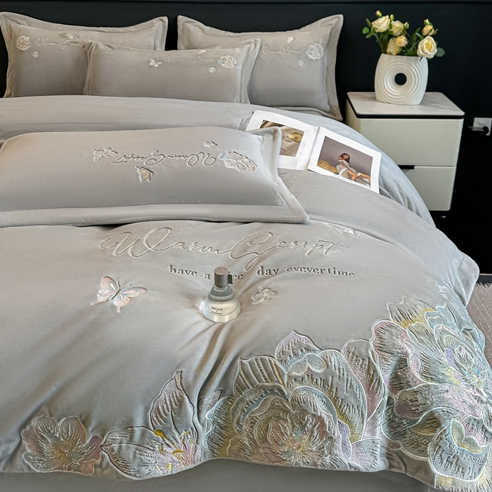 91家纺网 家纺一手货源 找家纺 锦铭源家纺 2025新款75D全消光超柔樱花绒绣花四件套牛奶绒四件套【有买家秀】 花颜-灰