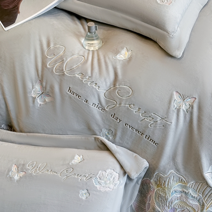 91家纺网 家纺一手货源 找家纺 锦铭源家纺 2025新款75D全消光超柔樱花绒绣花四件套牛奶绒四件套【有买家秀】 花颜-灰