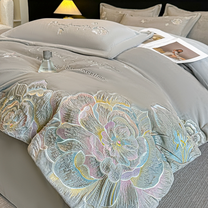 91家纺网 家纺一手货源 找家纺 锦铭源家纺 2025新款75D全消光超柔樱花绒绣花四件套牛奶绒四件套【有买家秀】 花颜-灰