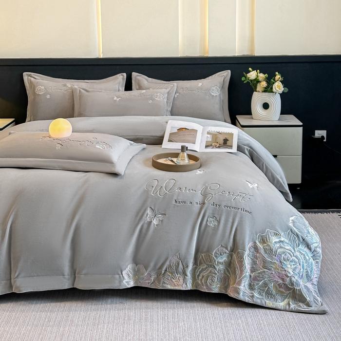 91家纺网 家纺一手货源 找家纺 锦铭源家纺 2025新款75D全消光超柔樱花绒绣花四件套牛奶绒四件套【有买家秀】 花颜-灰