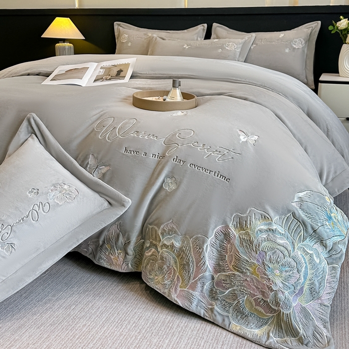 91家纺网 家纺一手货源 找家纺 锦铭源家纺 2025新款75D全消光超柔樱花绒绣花四件套牛奶绒四件套【有买家秀】 花颜-灰