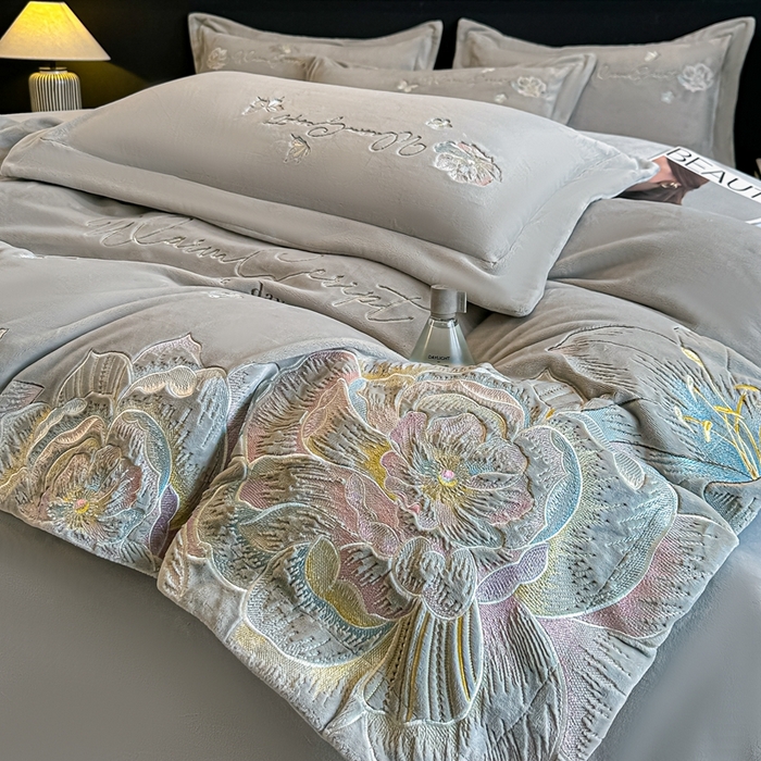 91家纺网 家纺一手货源 找家纺 锦铭源家纺 2025新款75D全消光超柔樱花绒绣花四件套牛奶绒四件套【有买家秀】 花颜-灰